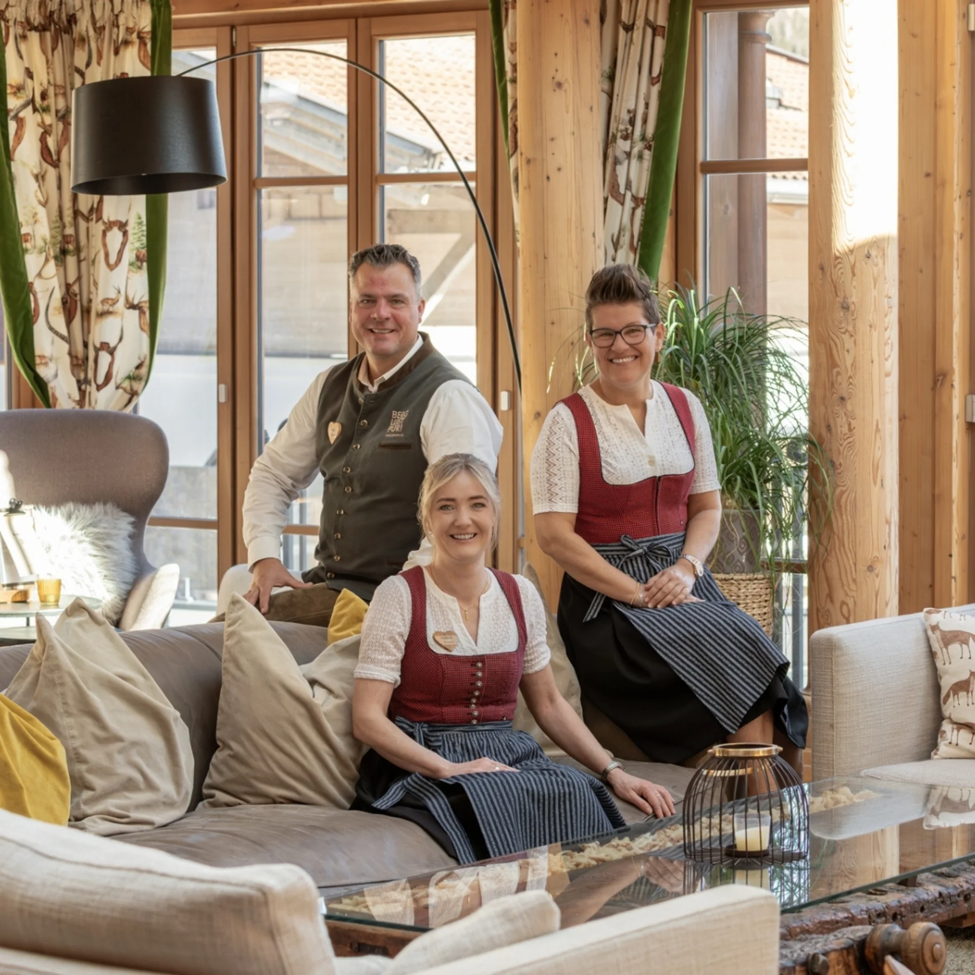 Vier Personen in traditioneller Tracht posieren in einem gemütlichen Raum