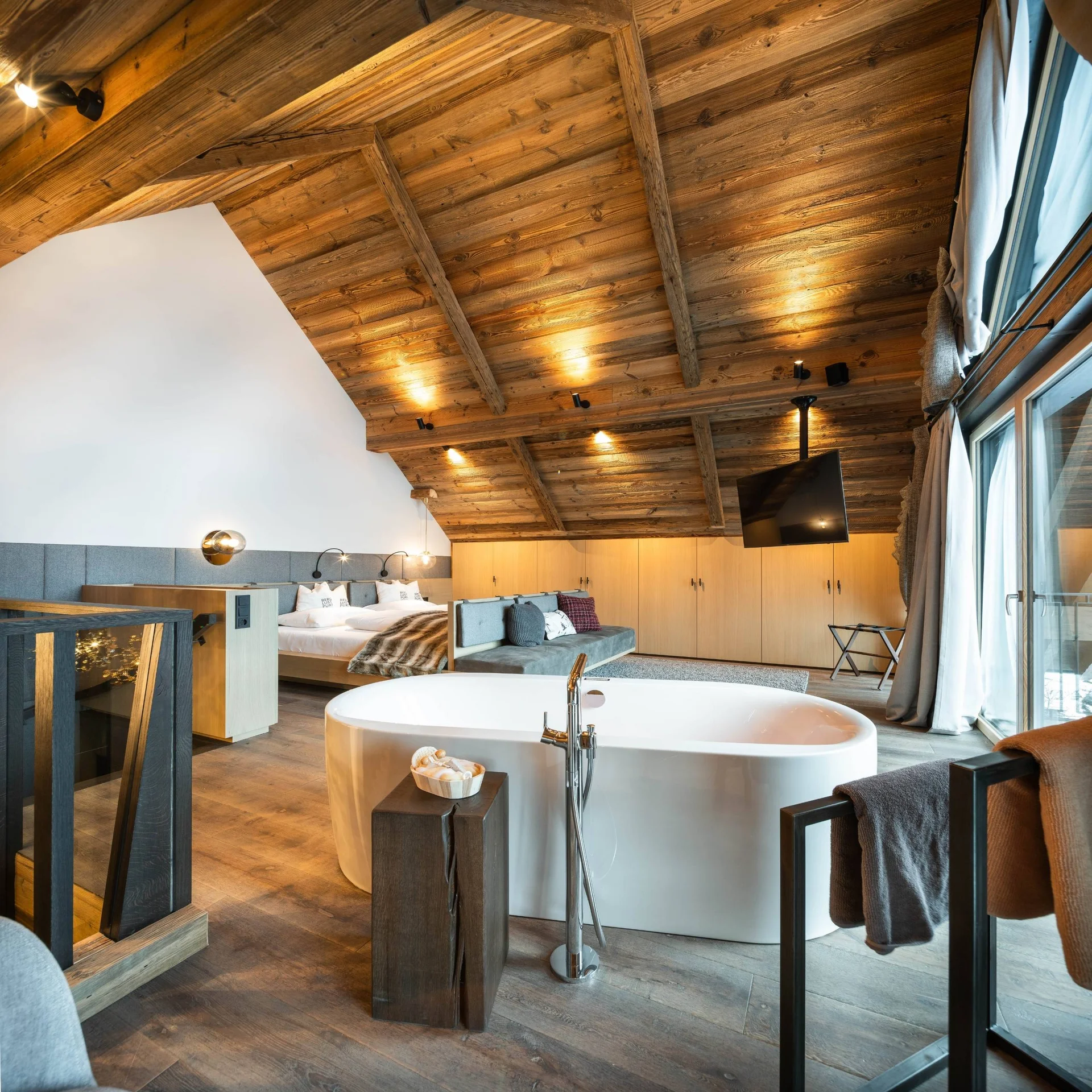 Moderne Dachgeschosswohnung mit Badewanne, Holzbalkendecke und Panoramafenstern