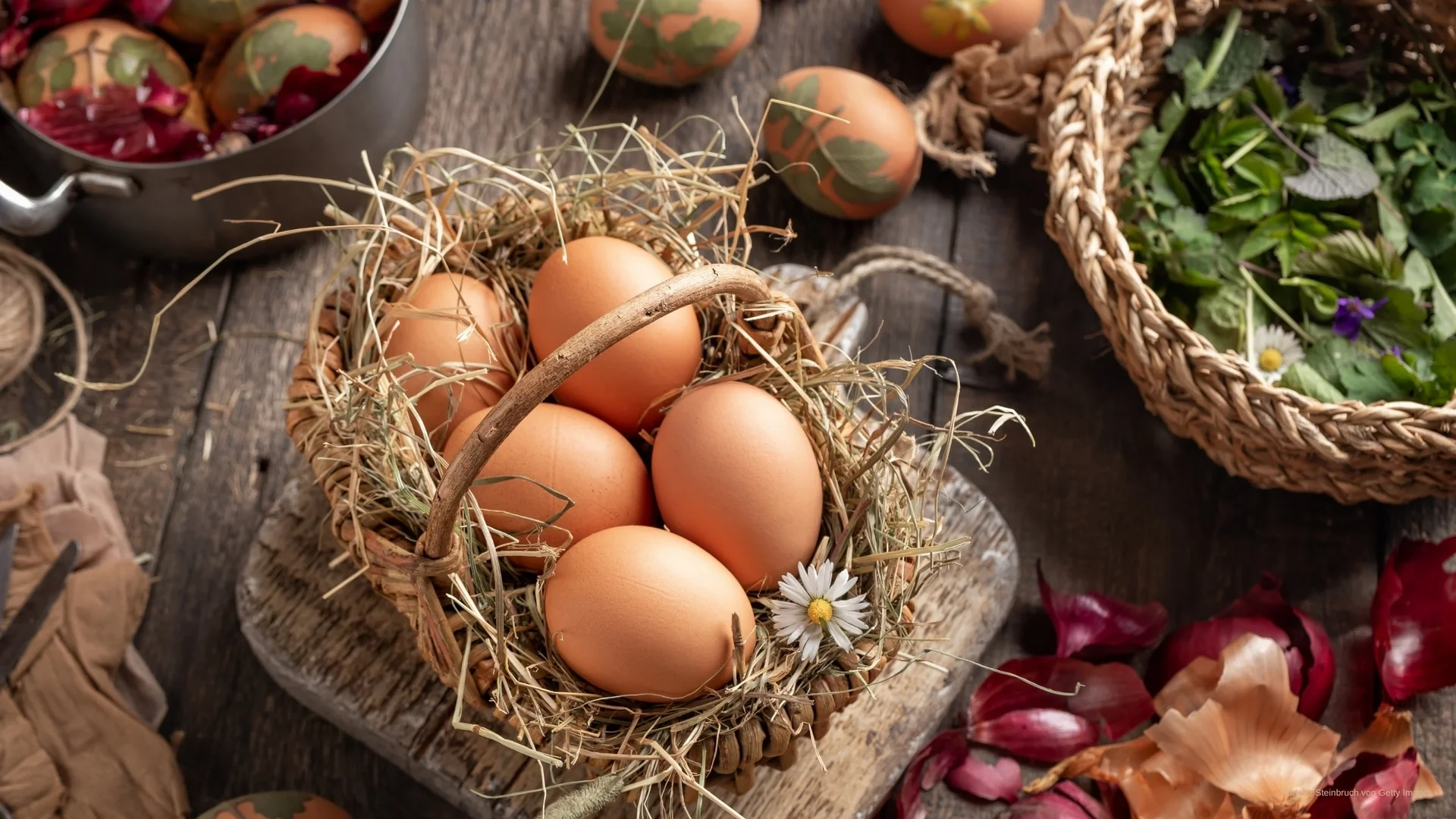 Eier im Korb mit Stroh und Osterblätter, Zwiebelhäute zum Färben