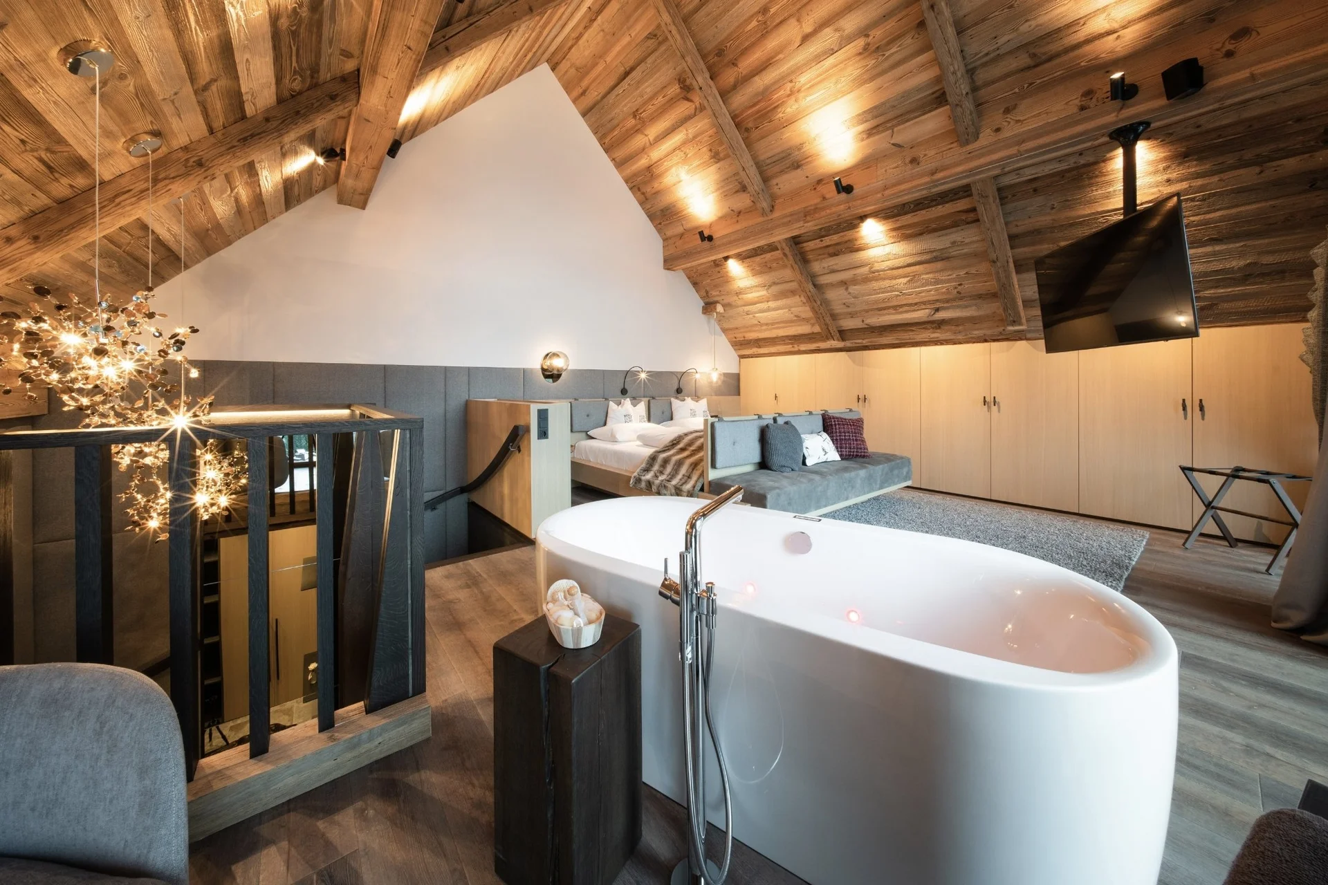 Babymoon im Gassner Baumhaus Gemütliches Loft mit freistehender Badewanne und Holzdachstühlen