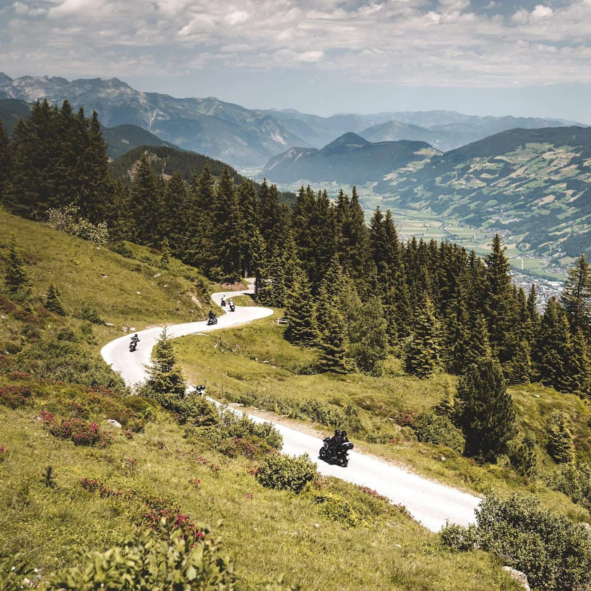The Newchurch Summit – Rider´s Week Motorradfahrer fahren auf kurviger Bergstraße mit Alpenpanorama