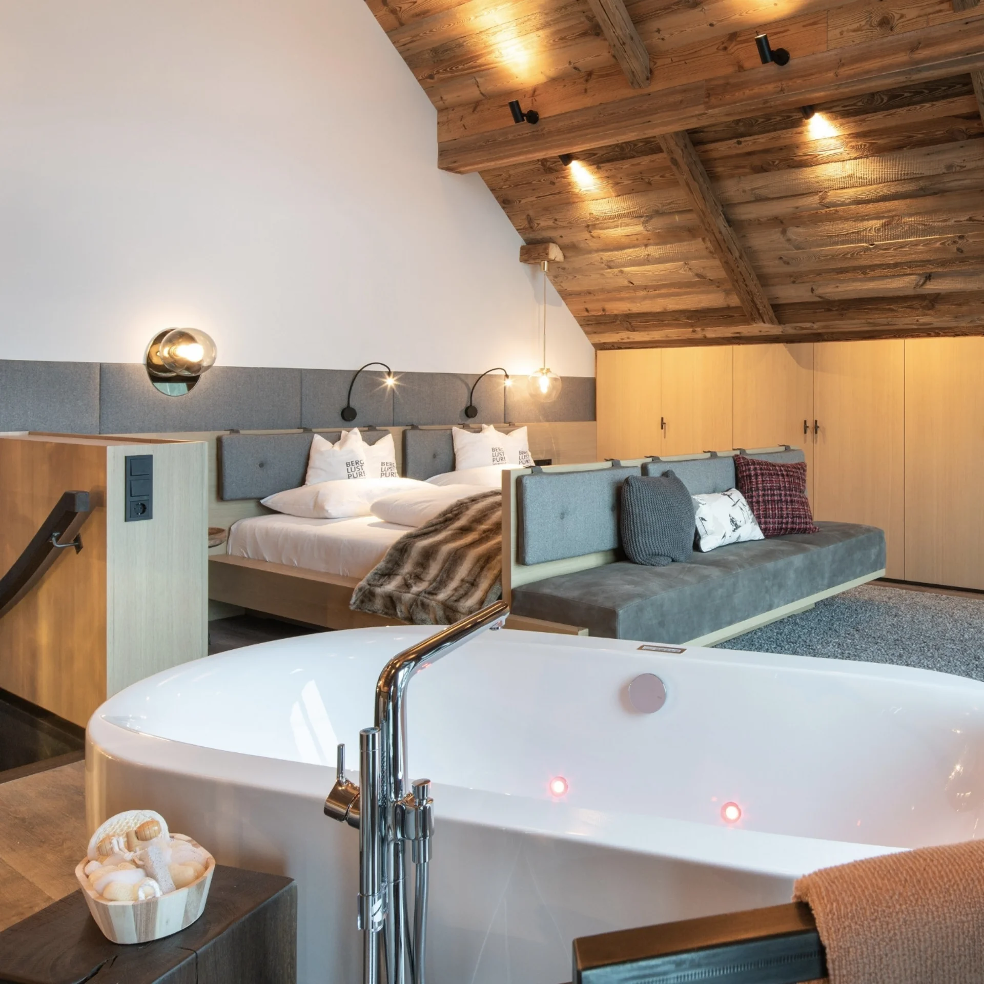 Snuggle.Up in the treehouse Modern hotel room with freestanding bathtub and wooden beam ceiling