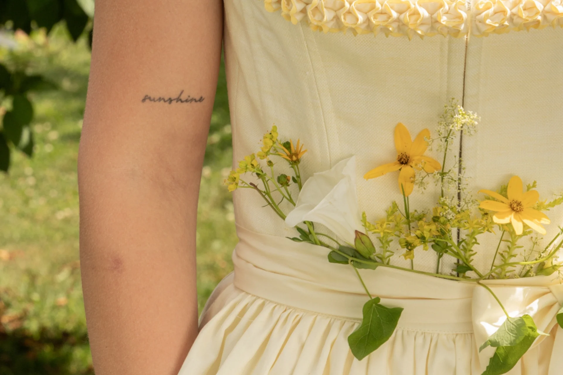 Colour Hunting Sommerchallenge Tätowiertes Wort sunshine auf Arm und Kleid mit gelben Blumen