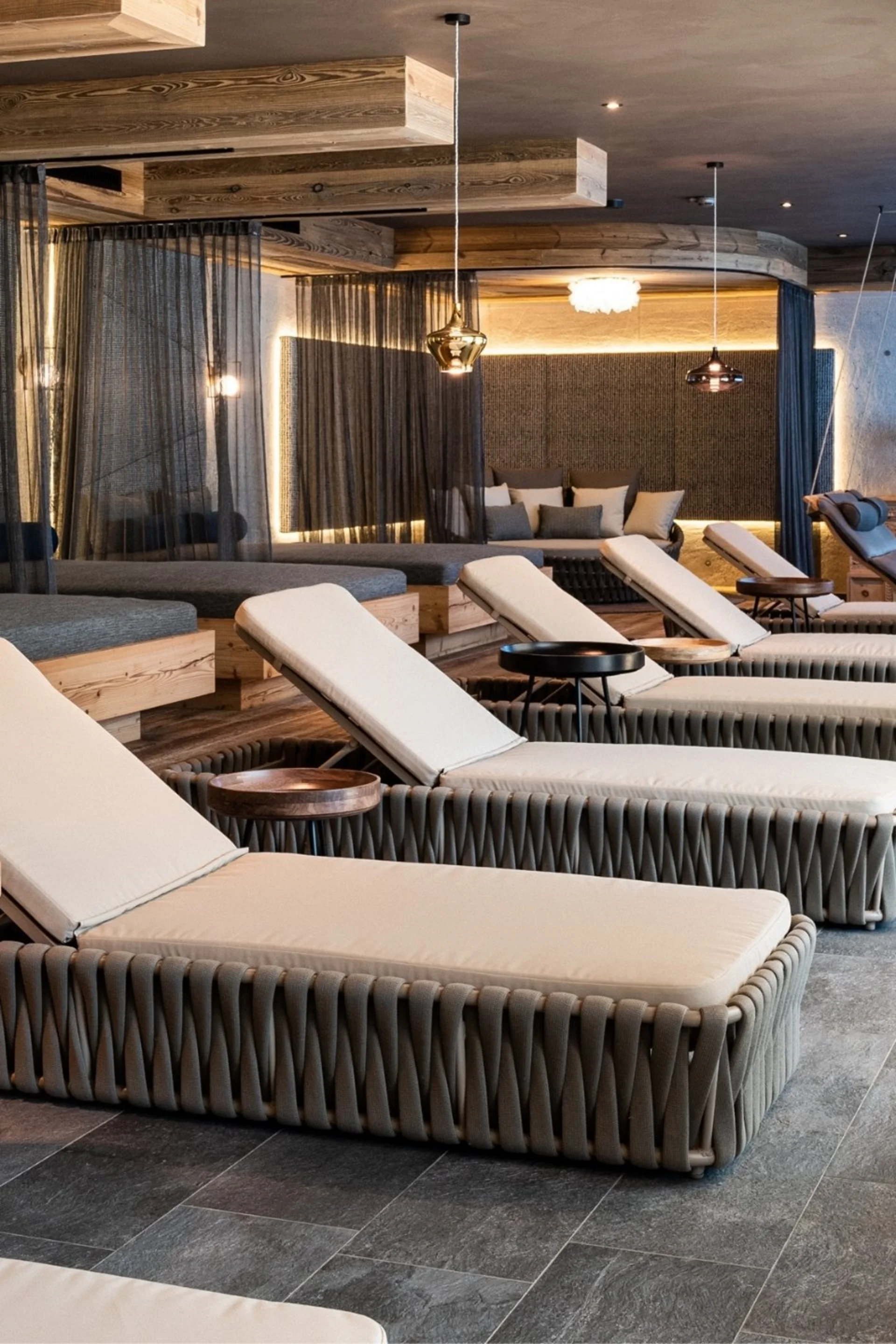 Moderne entspannende Lounge mit Liegestühlen und Holzakzenten