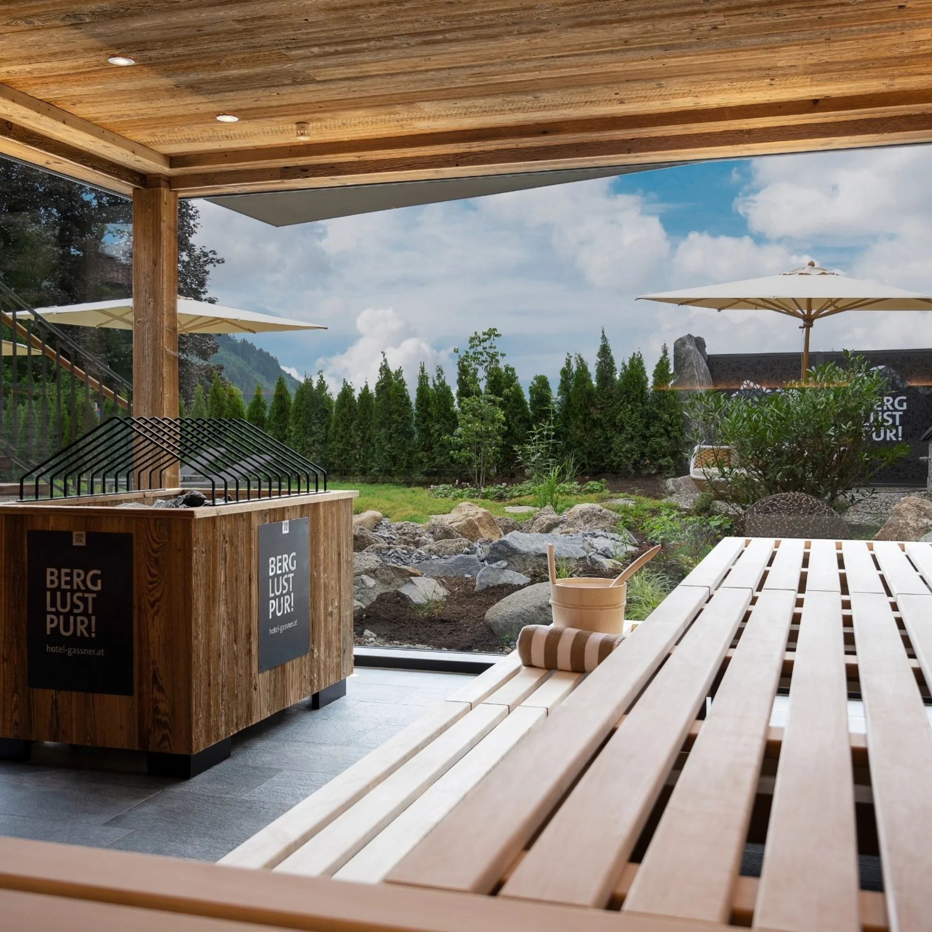 Home Moderner Holzsauna mit Blick auf Garten und Berge