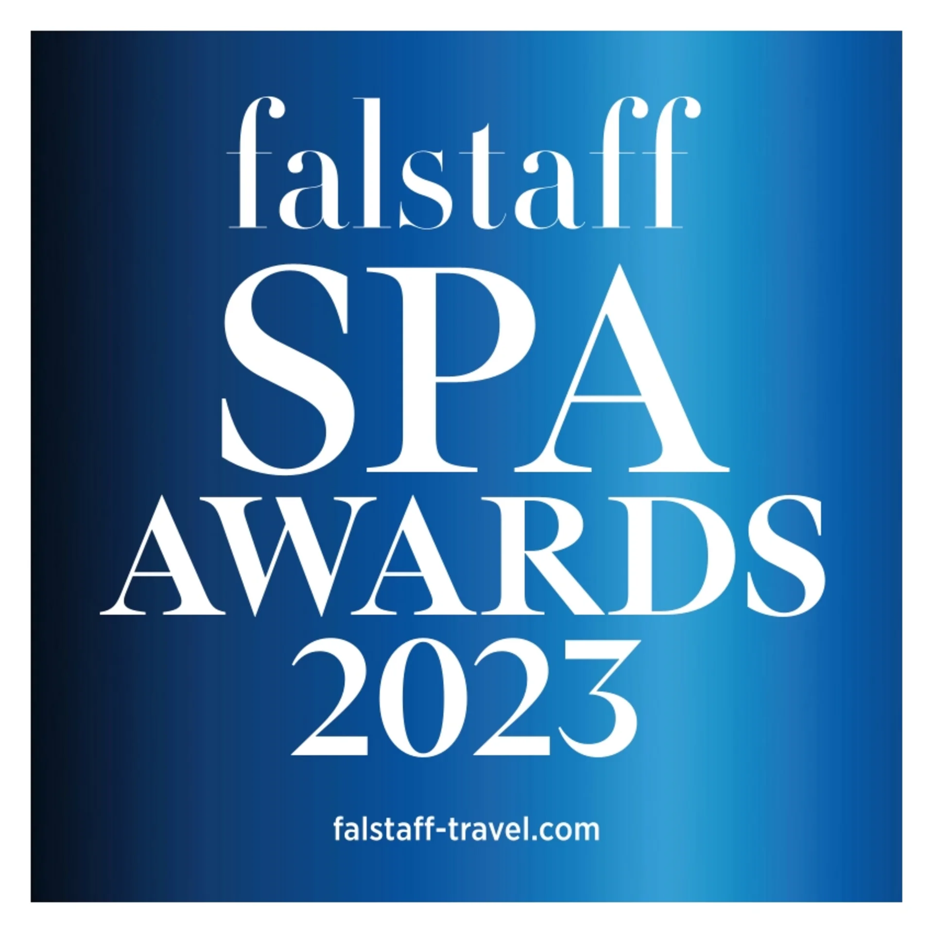 Bewertungen Logo der Falstaff Spa Awards 2023 mit blauen Farbverlauf im Hintergrund
