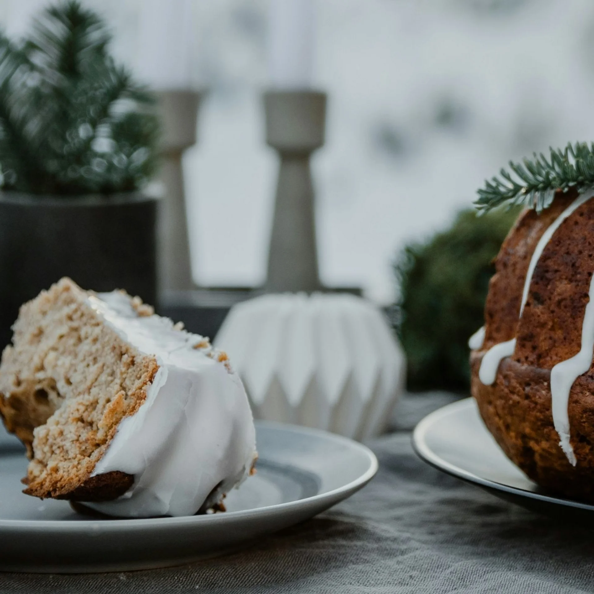 Eierlikör-Gugelhupf Gugelhupf-Kuchen mit Zuckerglasur und Tannenzweig auf Teller