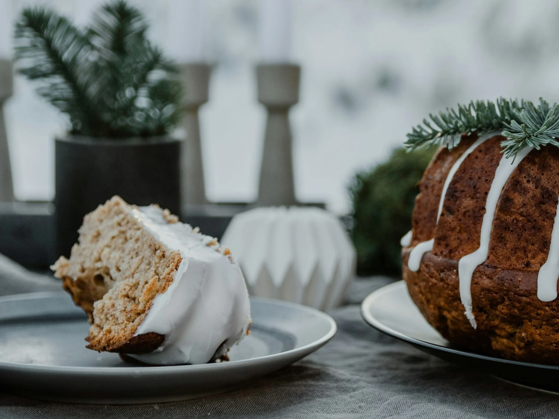 Eierlikör-Gugelhupf Gugelhupf-Kuchen mit Zuckerglasur und Tannenzweig auf Teller